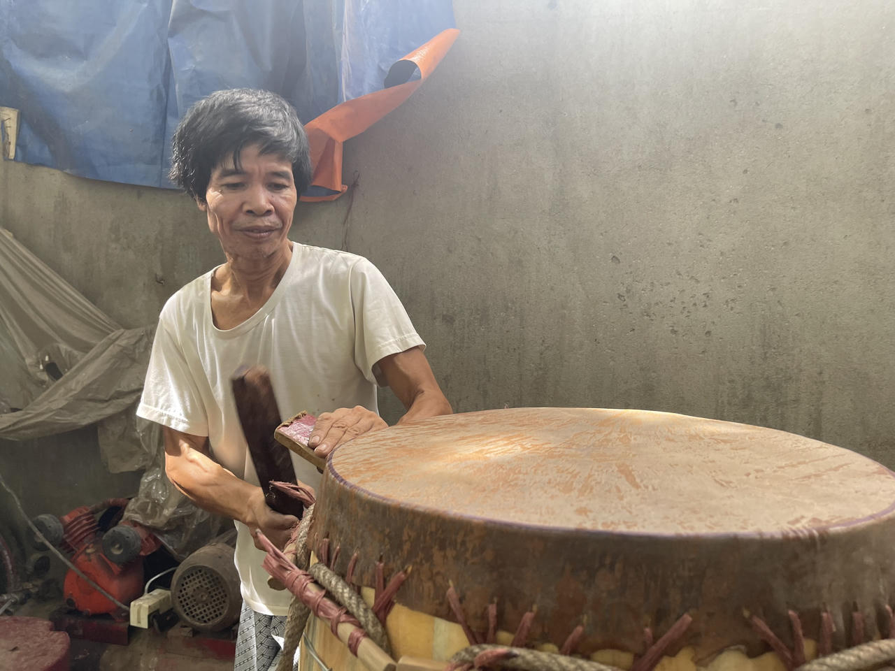 Nghề làm trống Đọi Tam ở Quảng Ngãi tất bật phục vụ Tết Trung thu