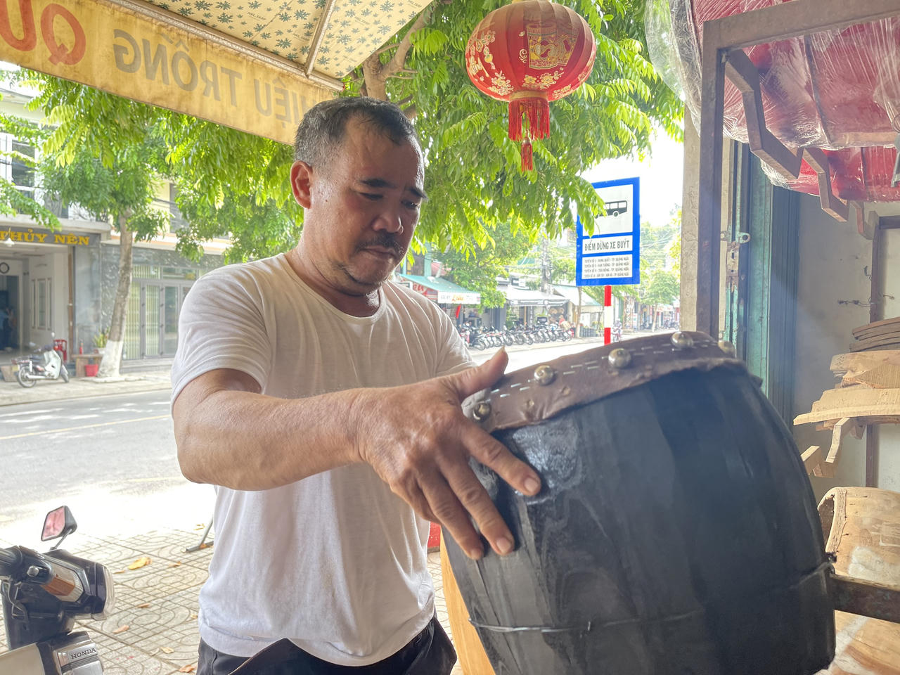 Nghề làm trống Đọi Tam ở Quảng Ngãi tất bật phục vụ Tết Trung thu