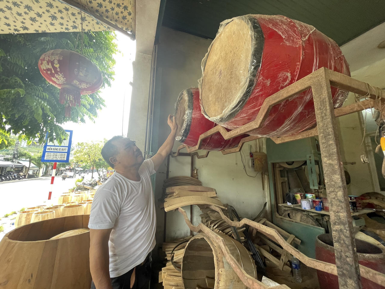 Nghề làm trống Đọi Tam ở Quảng Ngãi tất bật phục vụ Tết Trung thu