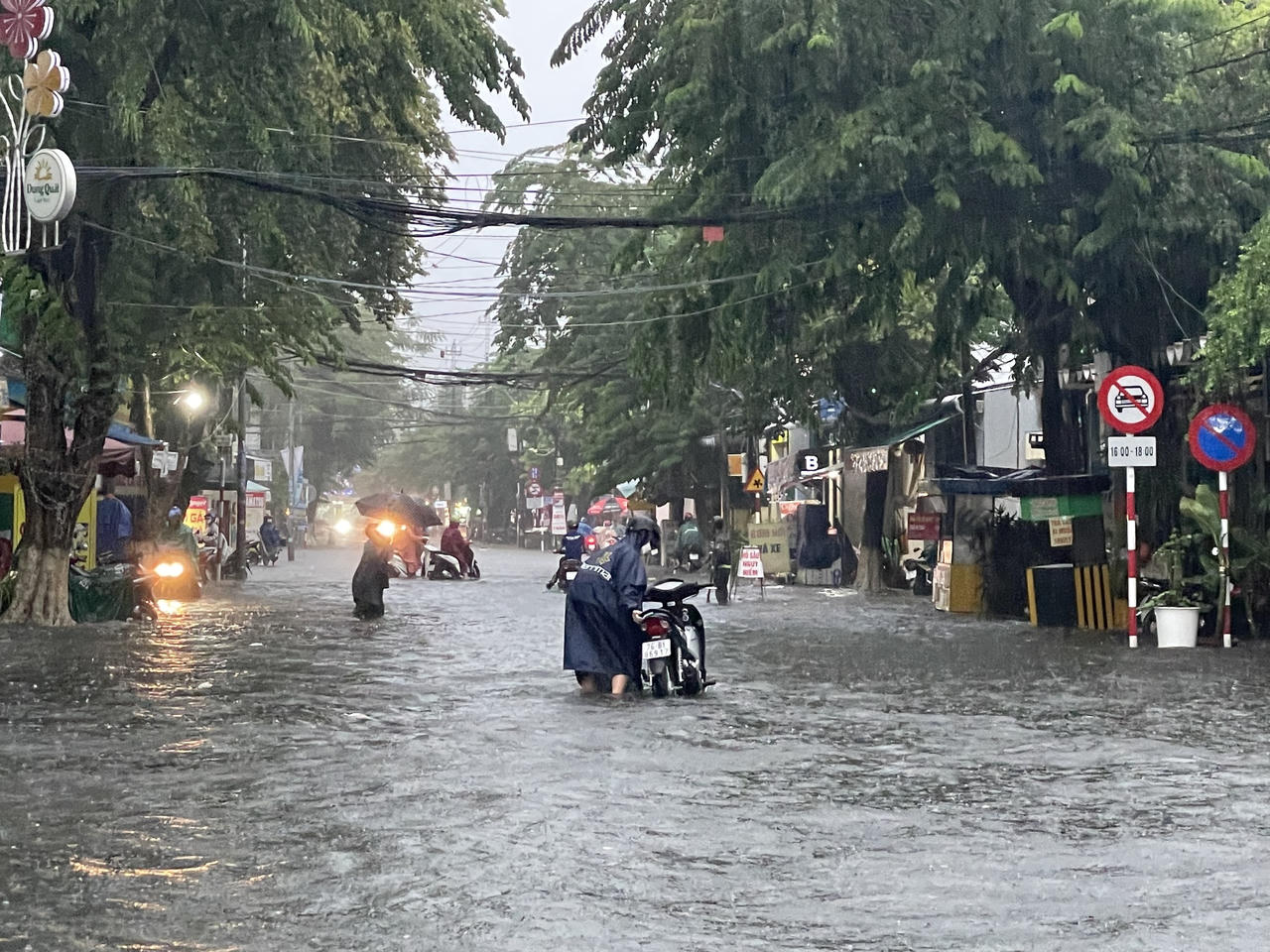 Cảnh báo mưa to gây ngập úng và sạt lở núi tại các tỉnh, thành miền Trung