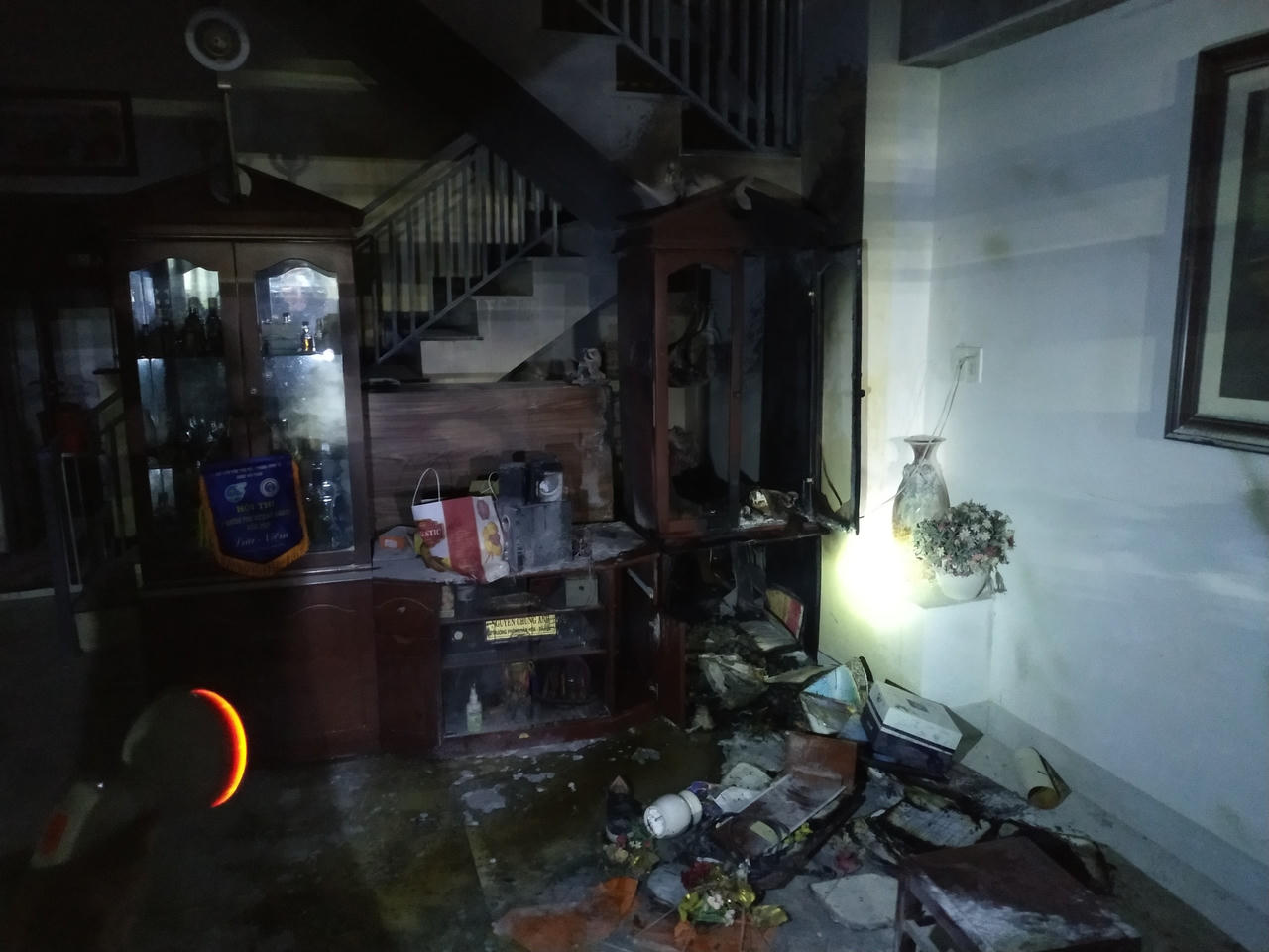 Cứu gia đình ở Đà Nẵng mắc kẹt trong căn nhà bị cháy giữa đêm khuya