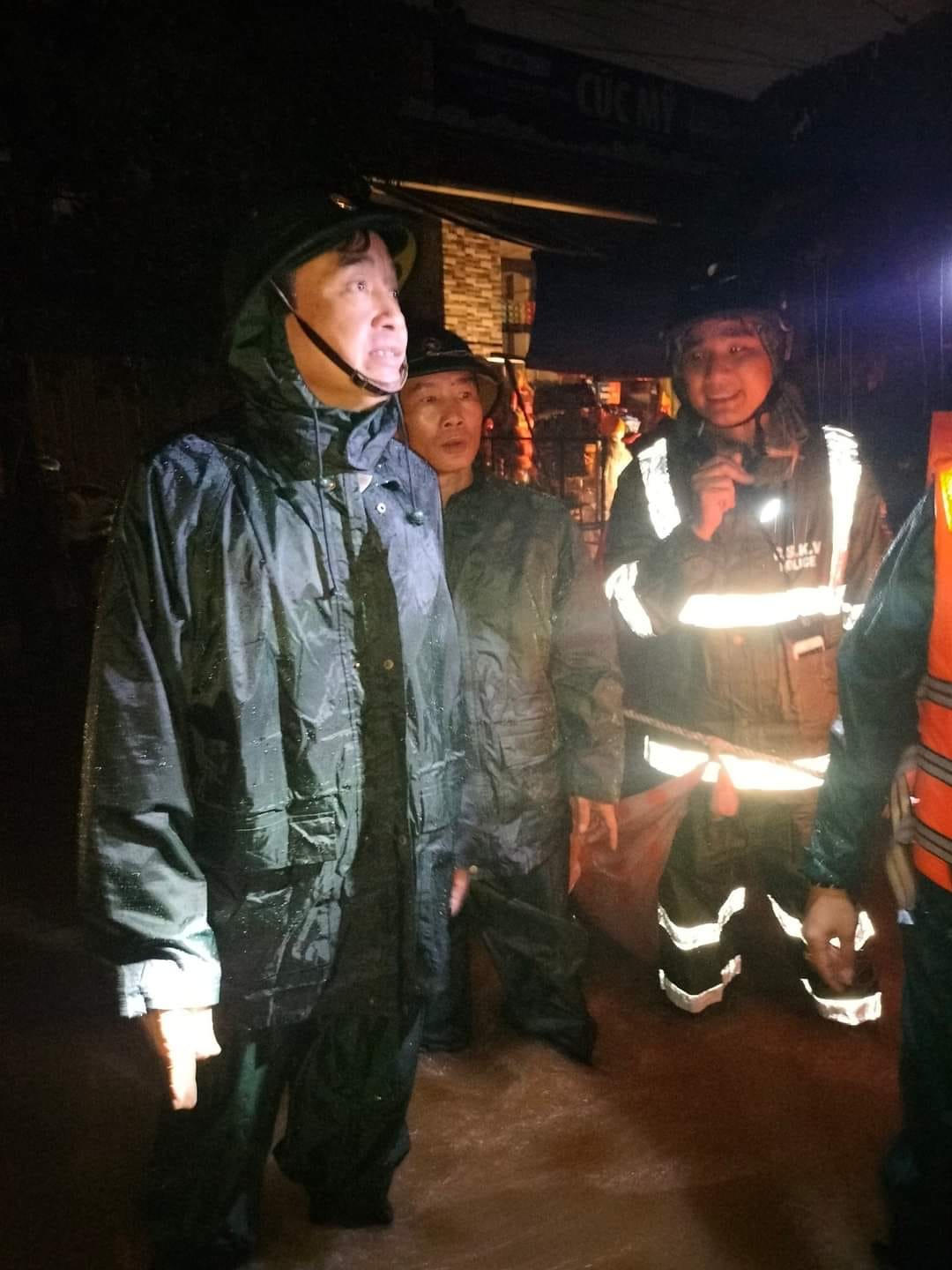 Chủ tịch Đà Nẵng đến vùng ngập lụt chỉ đạo sơ tán dân trong đêm