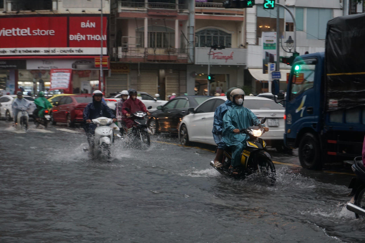 Nhiều tuyến đường ở Đà Nẵng ngập sâu, giao thông hỗn loạn