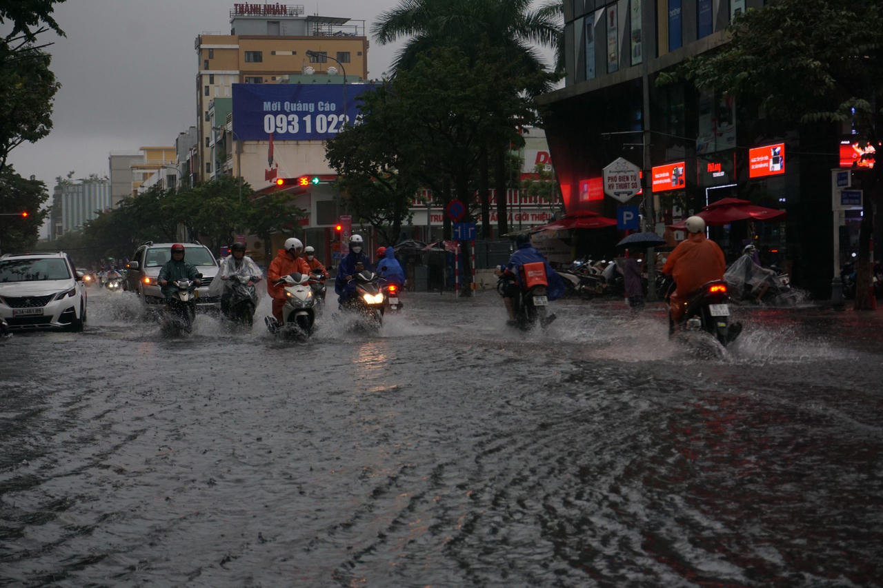 Nhiều tuyến đường ở Đà Nẵng ngập sâu, giao thông hỗn loạn