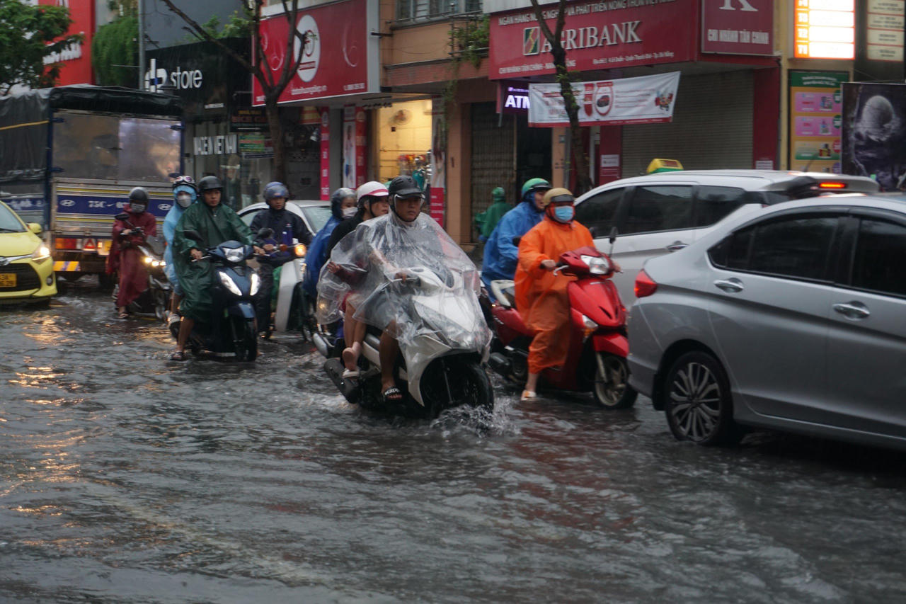 Nhiều tuyến đường ở Đà Nẵng ngập sâu, giao thông hỗn loạn