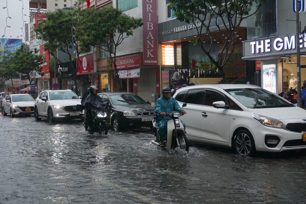 Nhiều tuyến đường ở Đà Nẵng ngập sâu, giao thông hỗn loạn