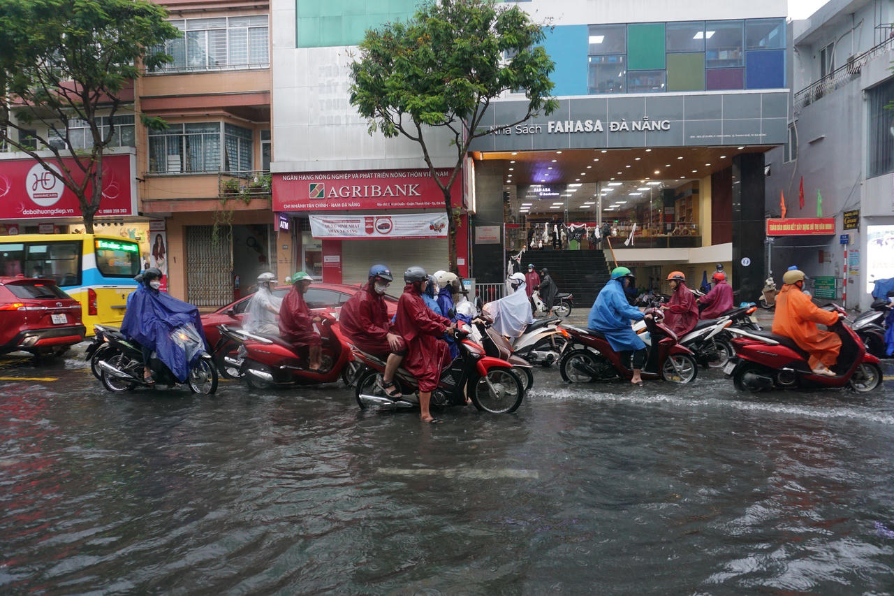 Nhiều tuyến đường ở Đà Nẵng ngập sâu, giao thông hỗn loạn
