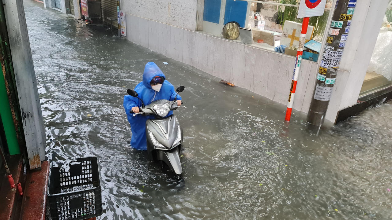 Nhiều tuyến đường ở Đà Nẵng ngập sâu, giao thông hỗn loạn