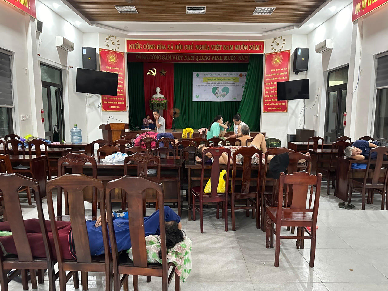 Đà Nẵng nâng mức cảnh báo, khẩn trương sơ tán dân, chuẩn bị cho đêm ngập thứ 2