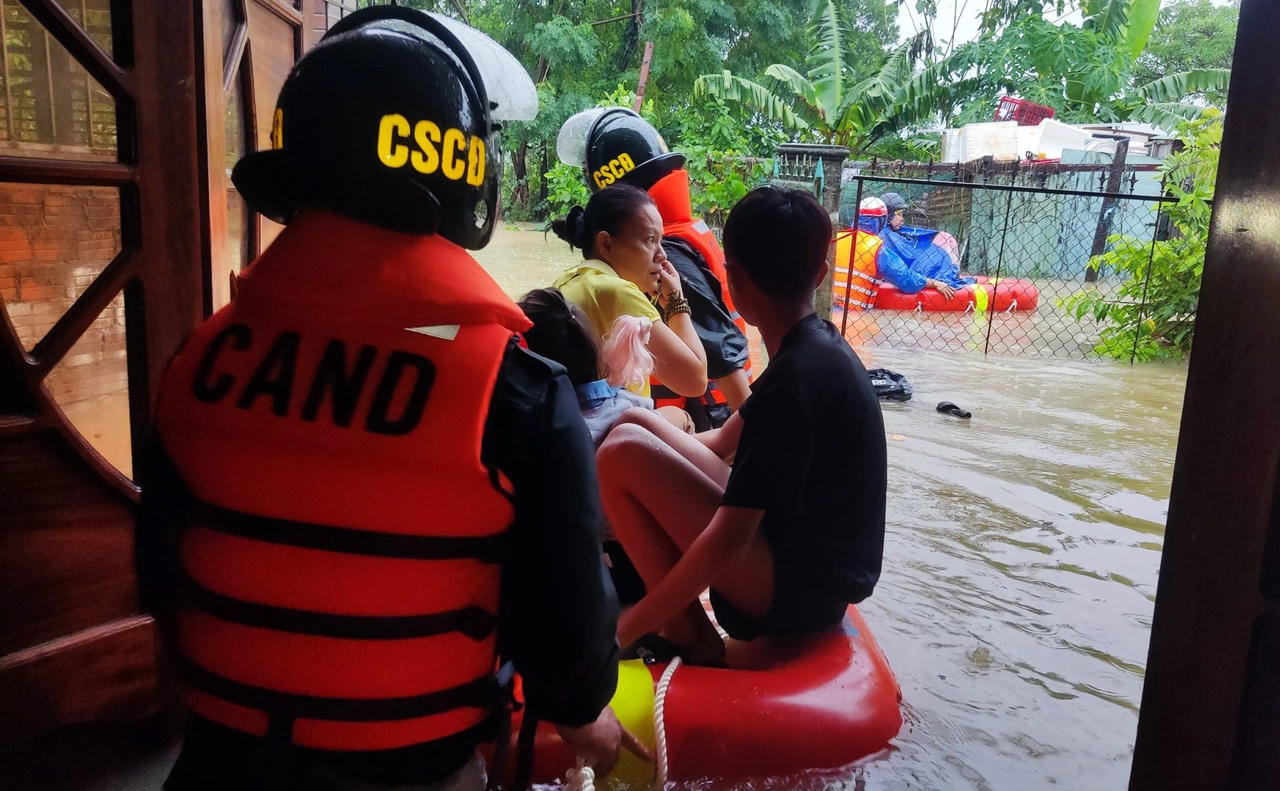 Đà Nẵng nâng mức cảnh báo, khẩn trương sơ tán dân, chuẩn bị cho đêm ngập thứ 2