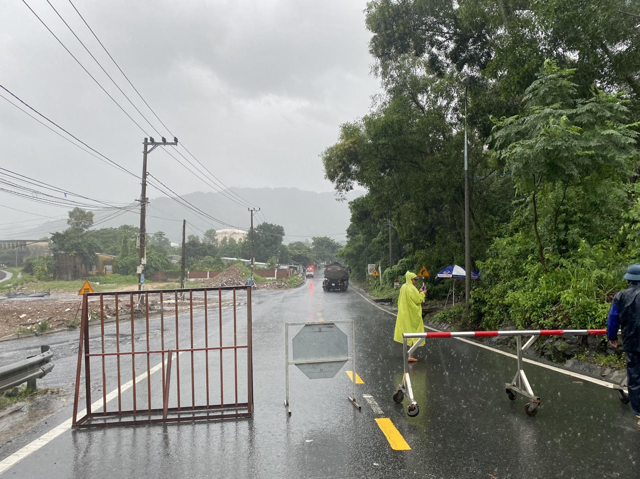 Cấm xe qua đèo Hải Vân do mưa rất to, nguy cơ sạt lở trở lại