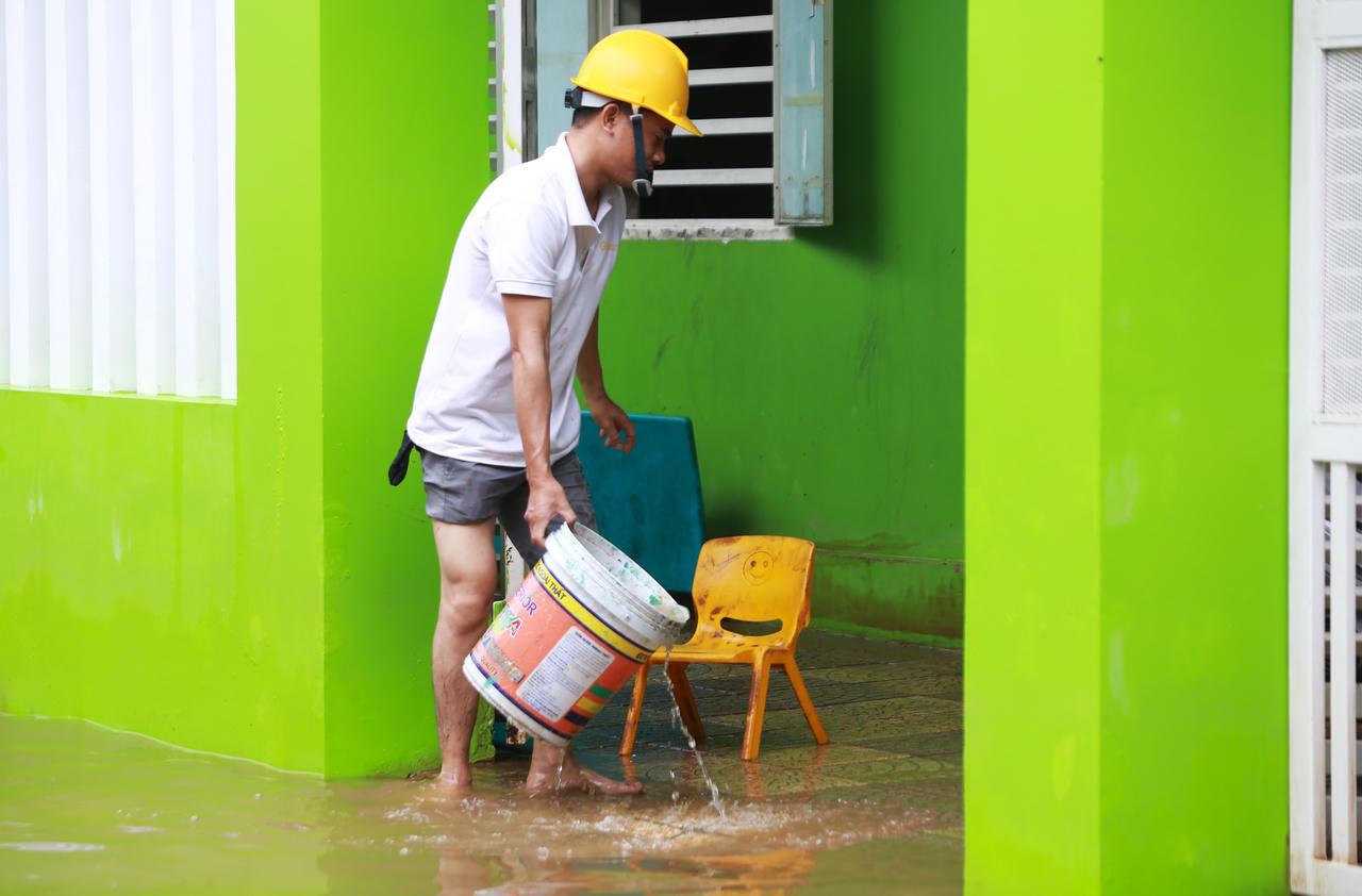 Tất bật dọn bùn đất tràn nhà vùng 'rốn lũ' Đà Nẵng