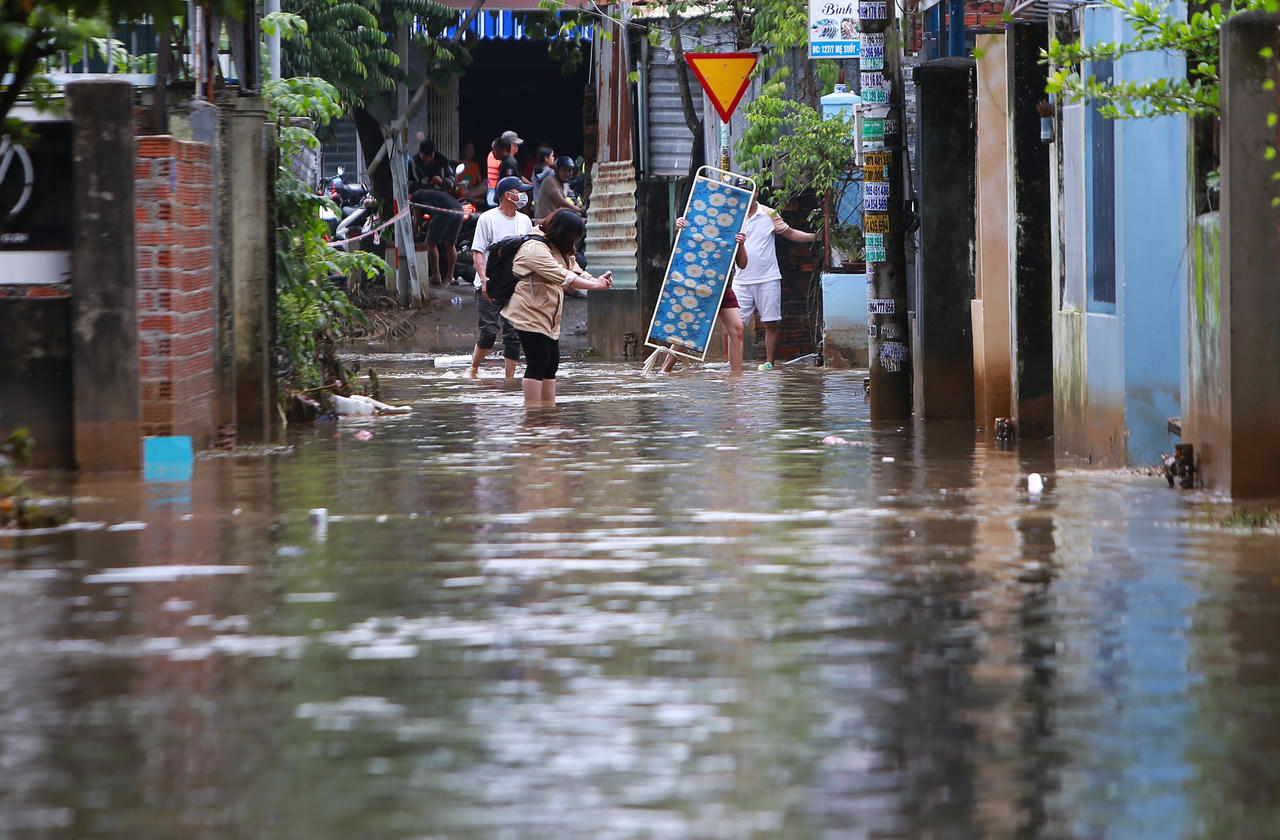 Tất bật dọn bùn đất tràn nhà vùng 'rốn lũ' Đà Nẵng
