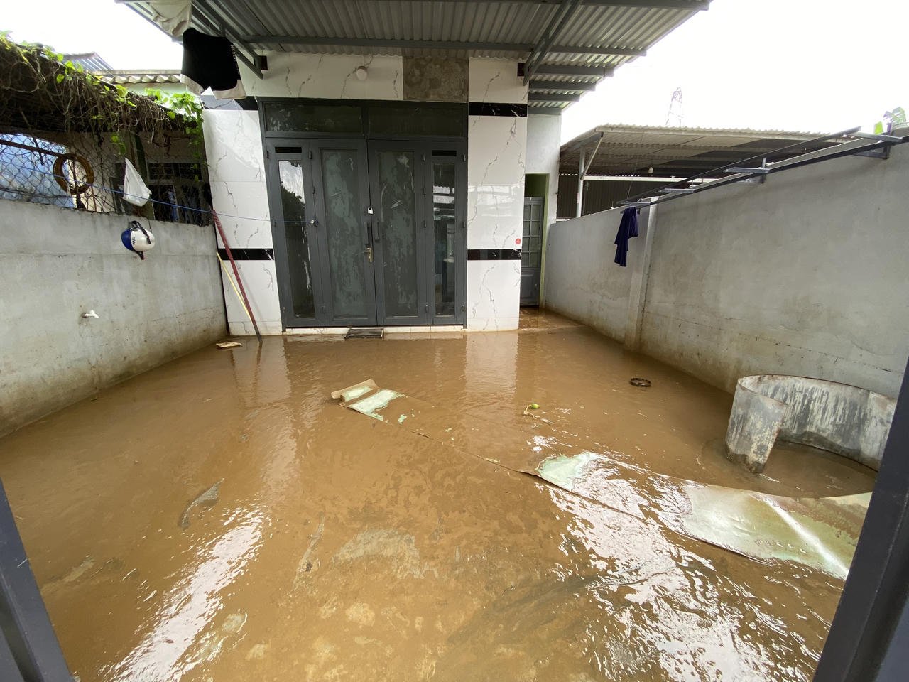 Tất bật dọn bùn đất tràn nhà vùng 'rốn lũ' Đà Nẵng