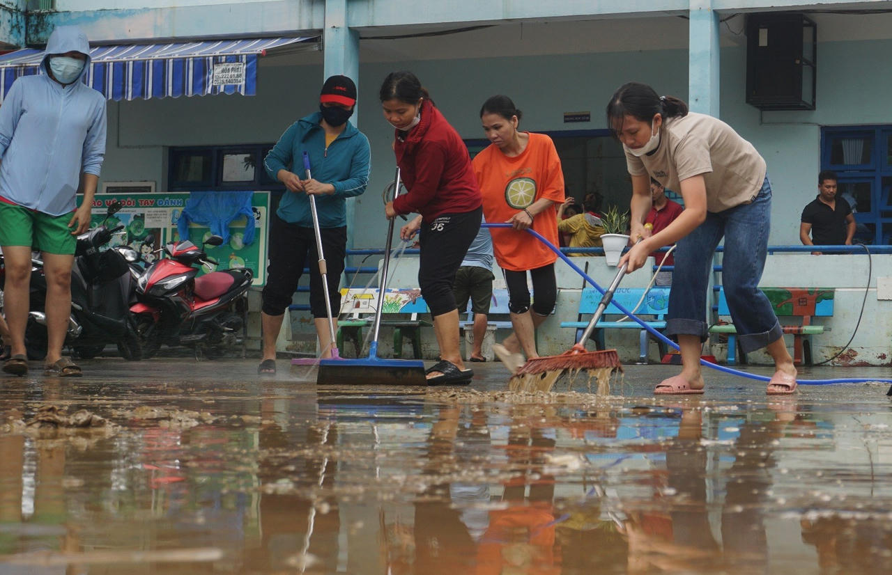 Tất bật dọn bùn đất tràn nhà vùng 'rốn lũ' Đà Nẵng