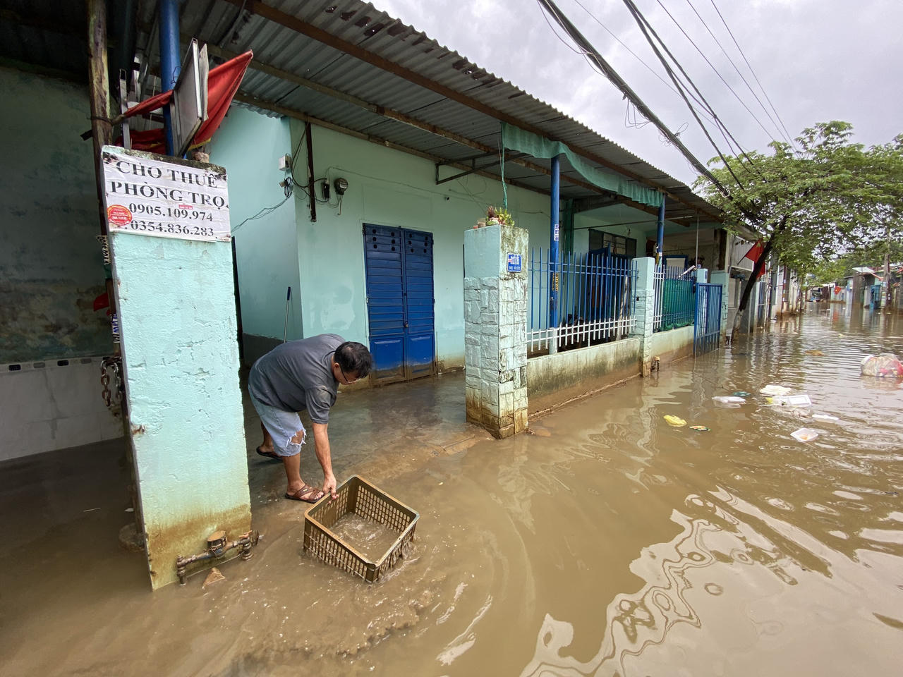 Tất bật dọn bùn đất tràn nhà vùng 'rốn lũ' Đà Nẵng