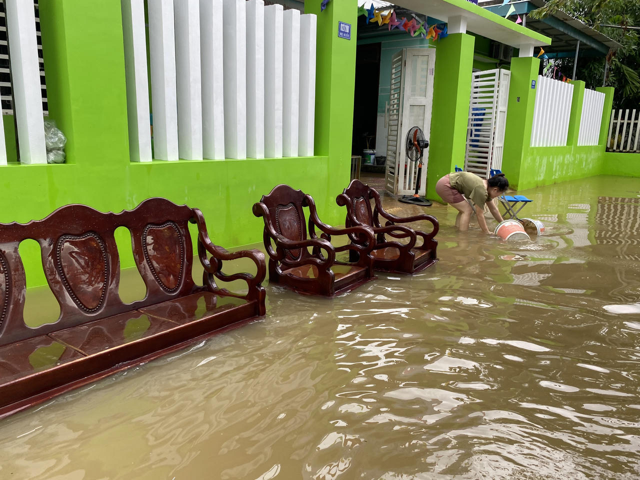 Tất bật dọn bùn đất tràn nhà vùng 'rốn lũ' Đà Nẵng