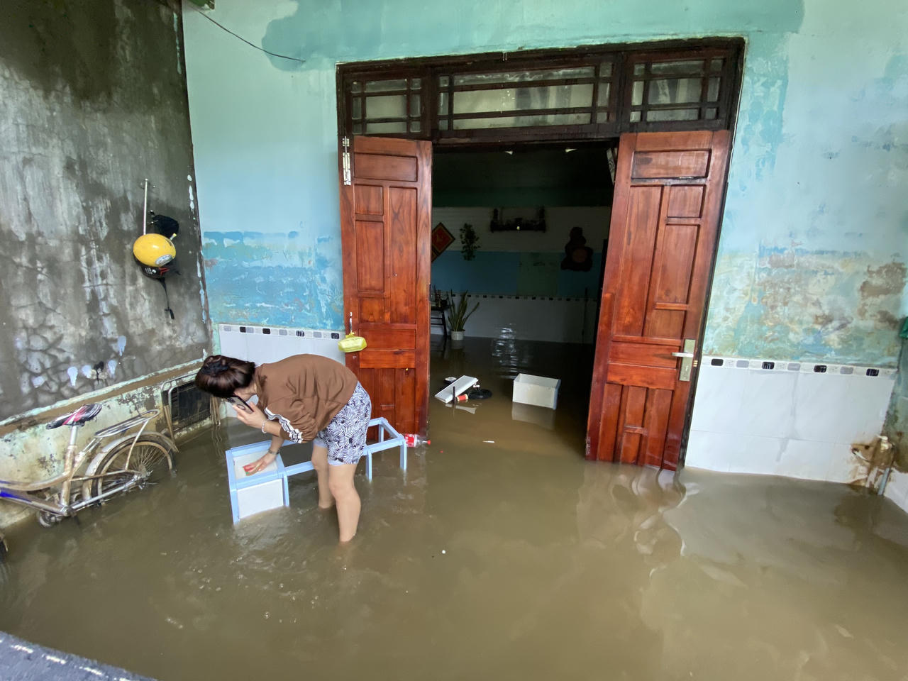Tất bật dọn bùn đất tràn nhà vùng 'rốn lũ' Đà Nẵng