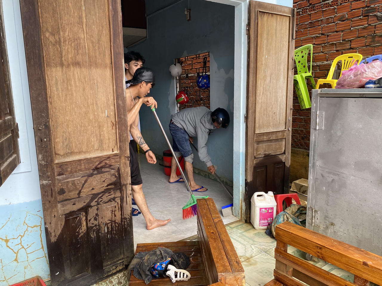 Tất bật dọn bùn đất tràn nhà vùng 'rốn lũ' Đà Nẵng