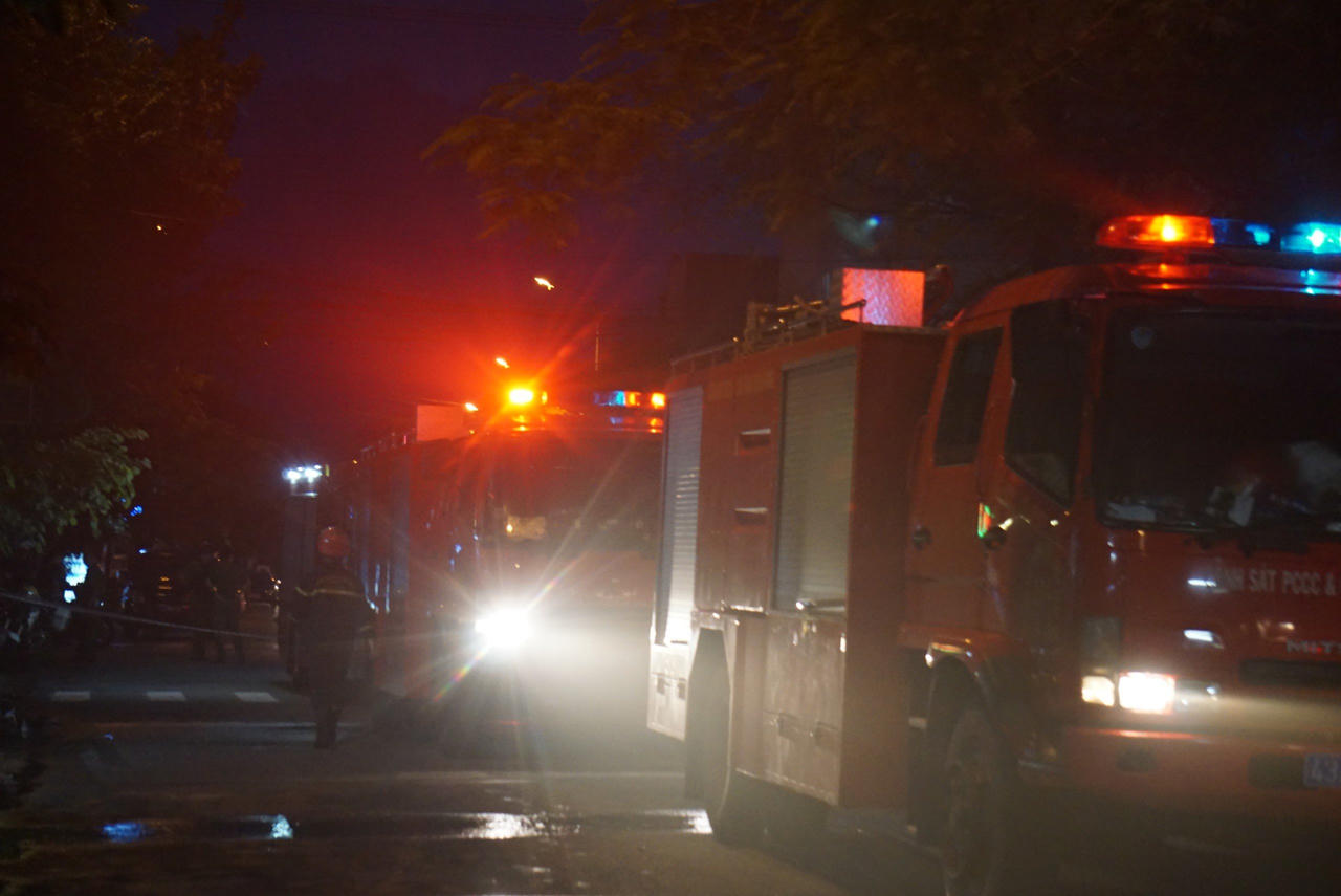 Cháy lớn tại cơ sở sản xuất nước yến nằm giữa khu dân cư ở Đà Nẵng