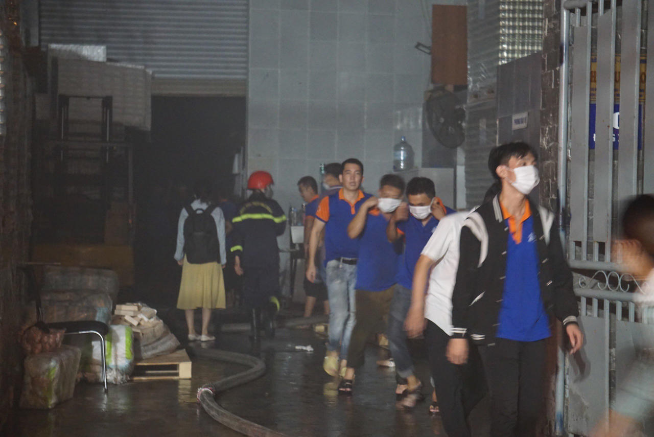 Cháy lớn tại cơ sở sản xuất nước yến nằm giữa khu dân cư ở Đà Nẵng