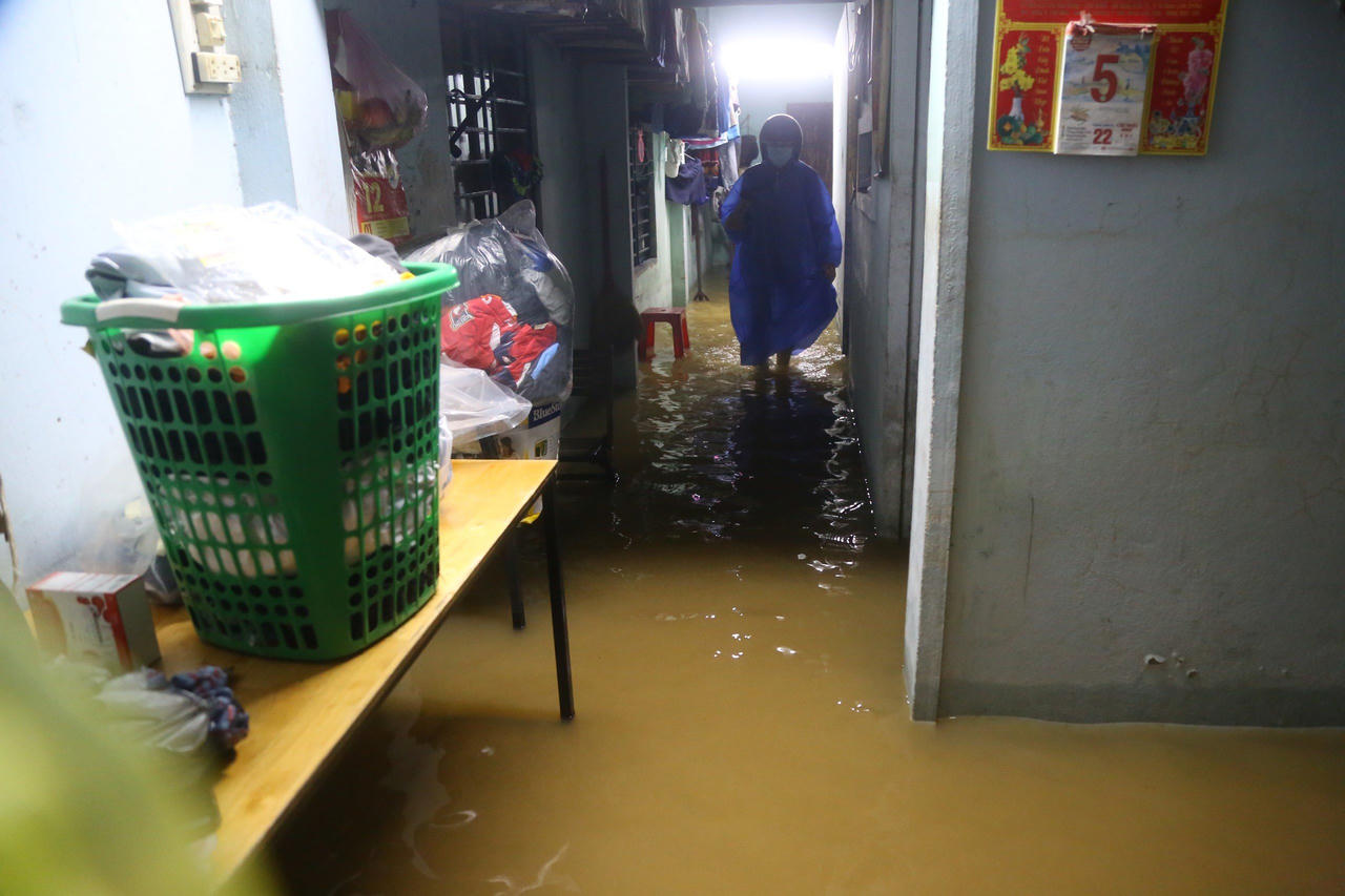 Người dân Đà Nẵng hối hả 'chạy lụt' trong đêm