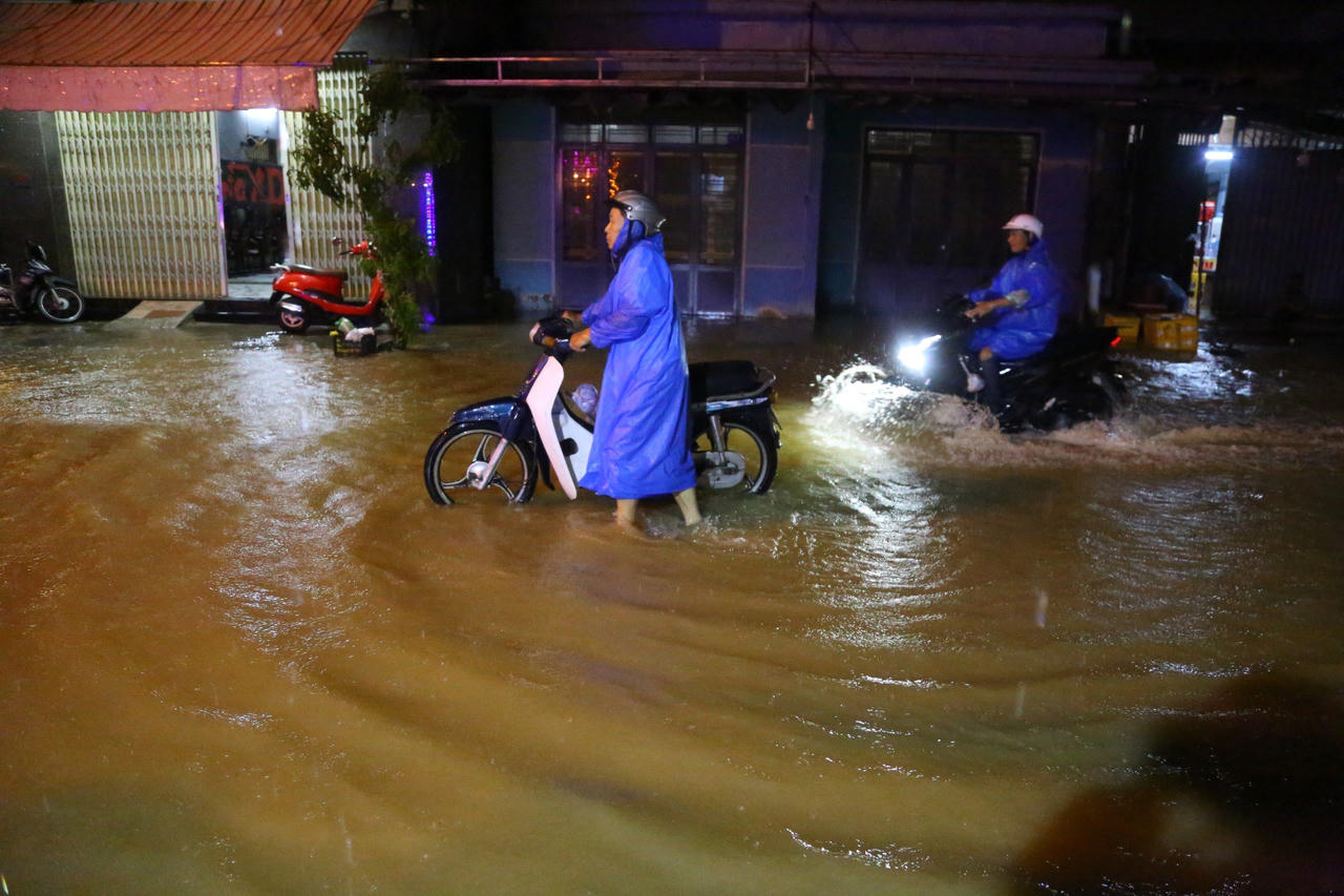 Người dân Đà Nẵng hối hả 'chạy lụt' trong đêm