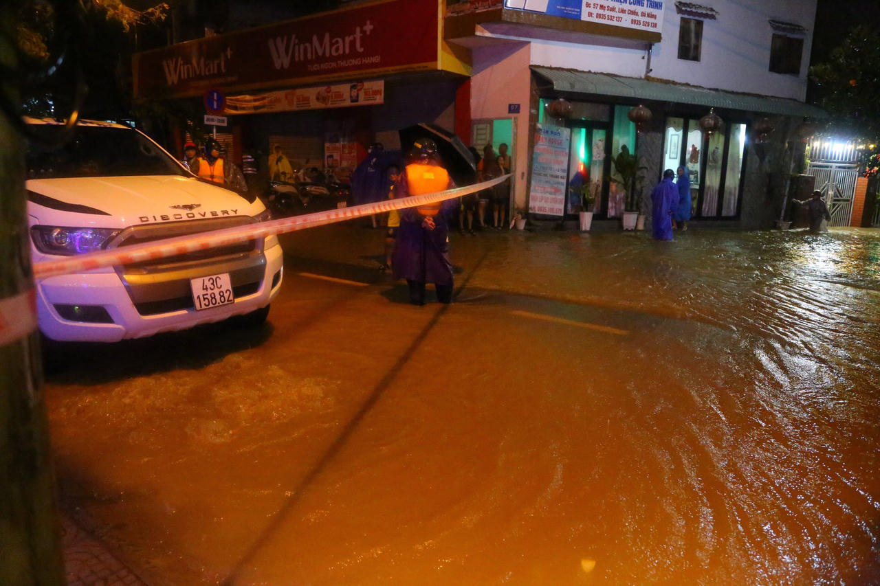 Người dân Đà Nẵng hối hả 'chạy lụt' trong đêm
