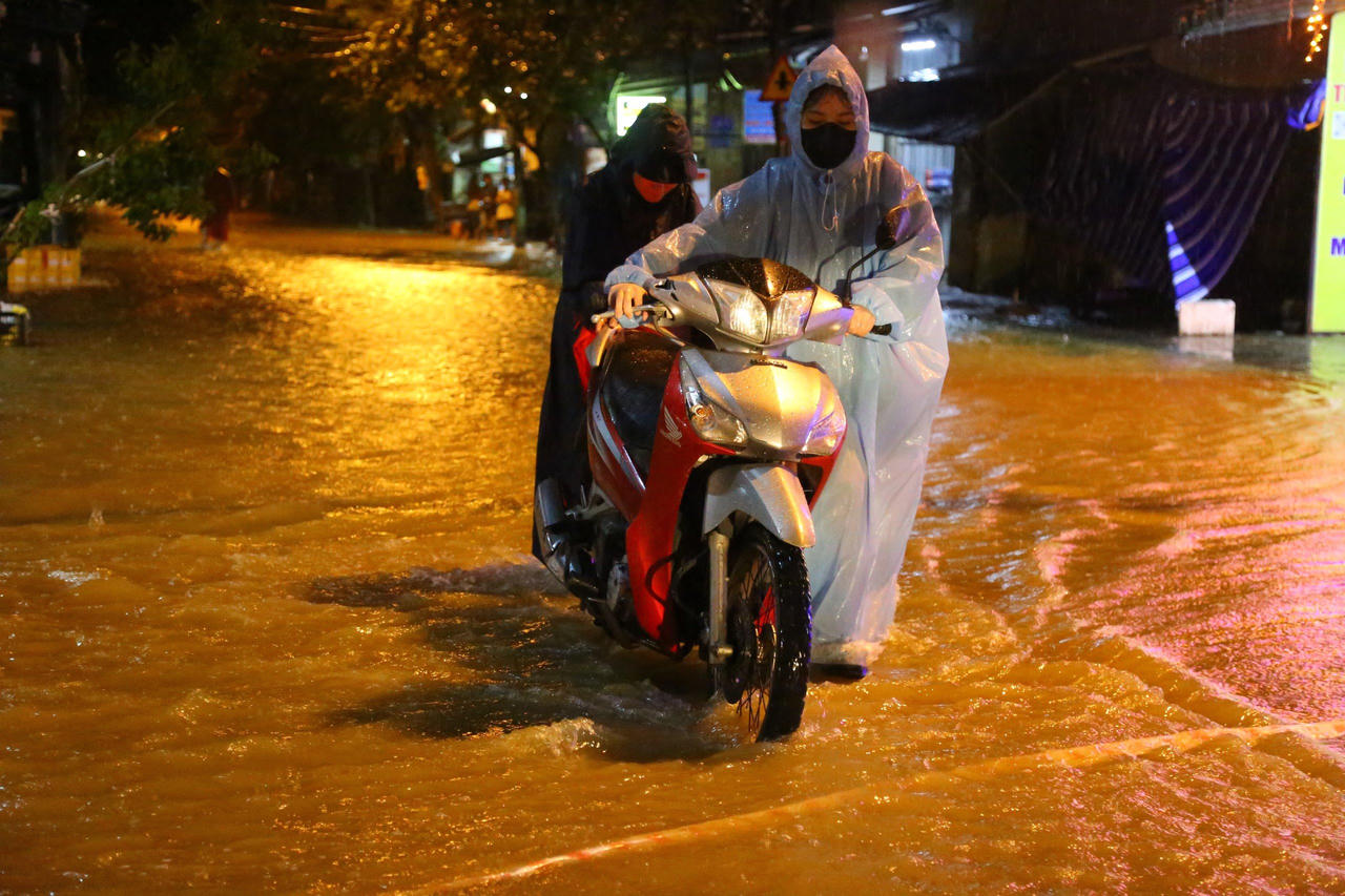 Người dân Đà Nẵng hối hả 'chạy lụt' trong đêm