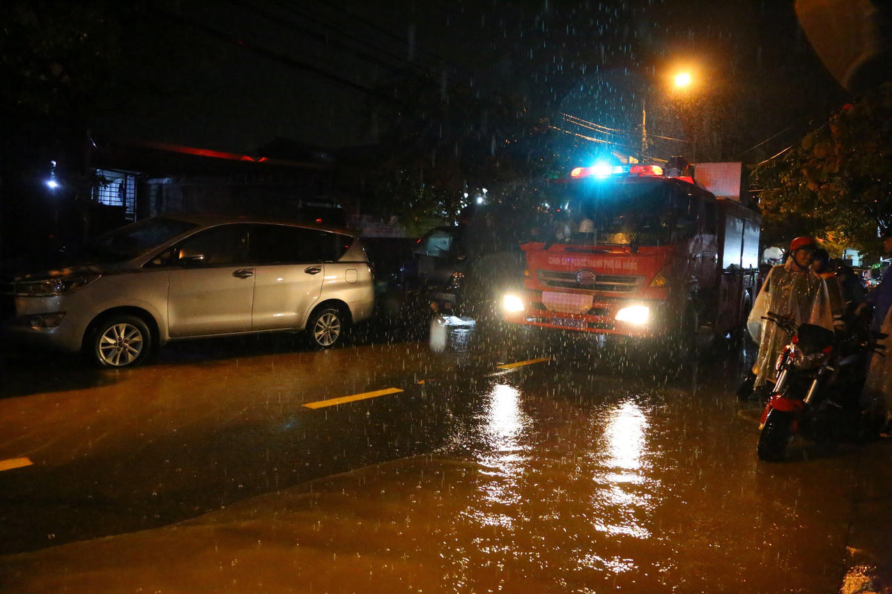 Người dân Đà Nẵng hối hả 'chạy lụt' trong đêm