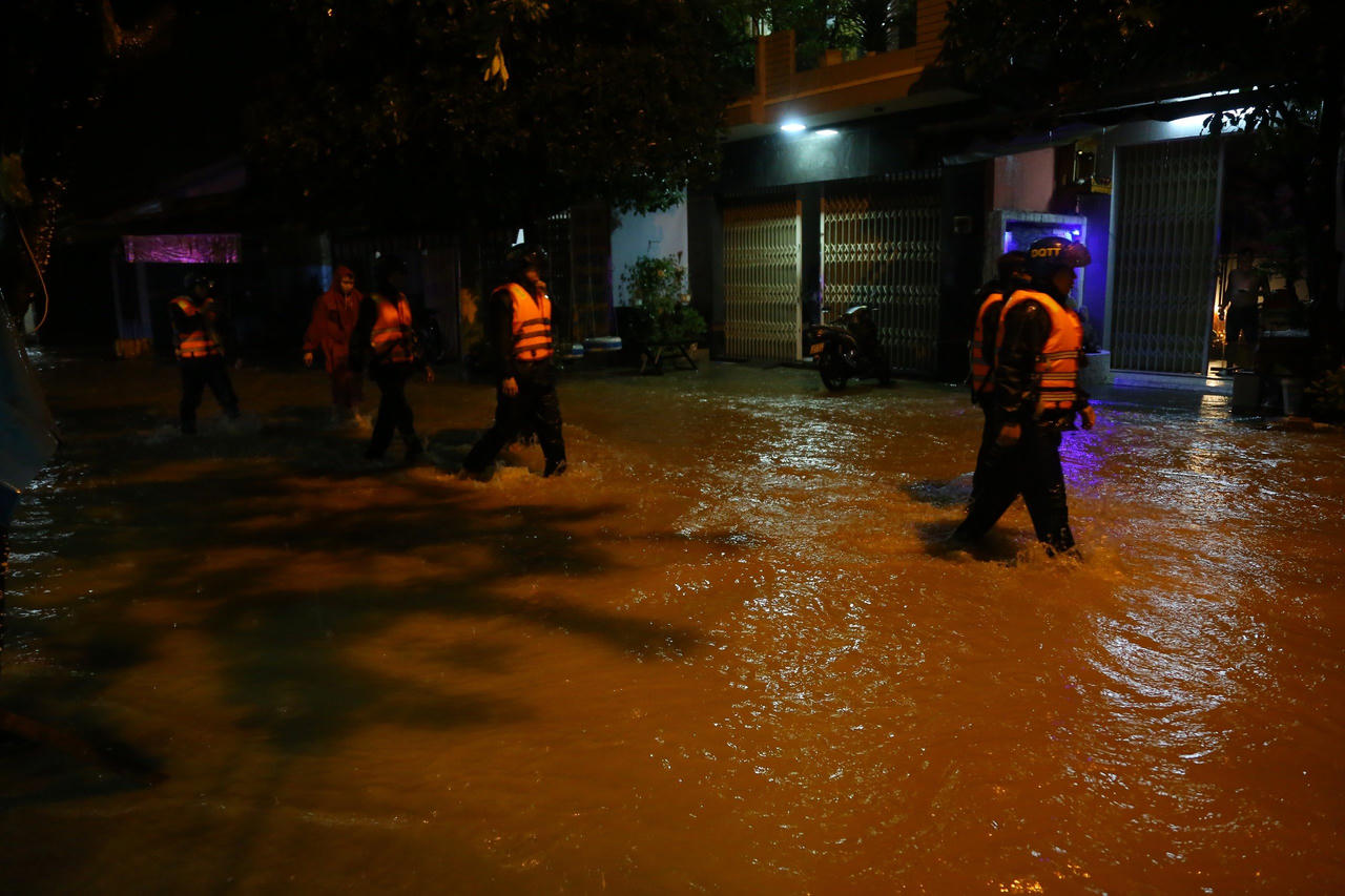 Người dân Đà Nẵng hối hả 'chạy lụt' trong đêm