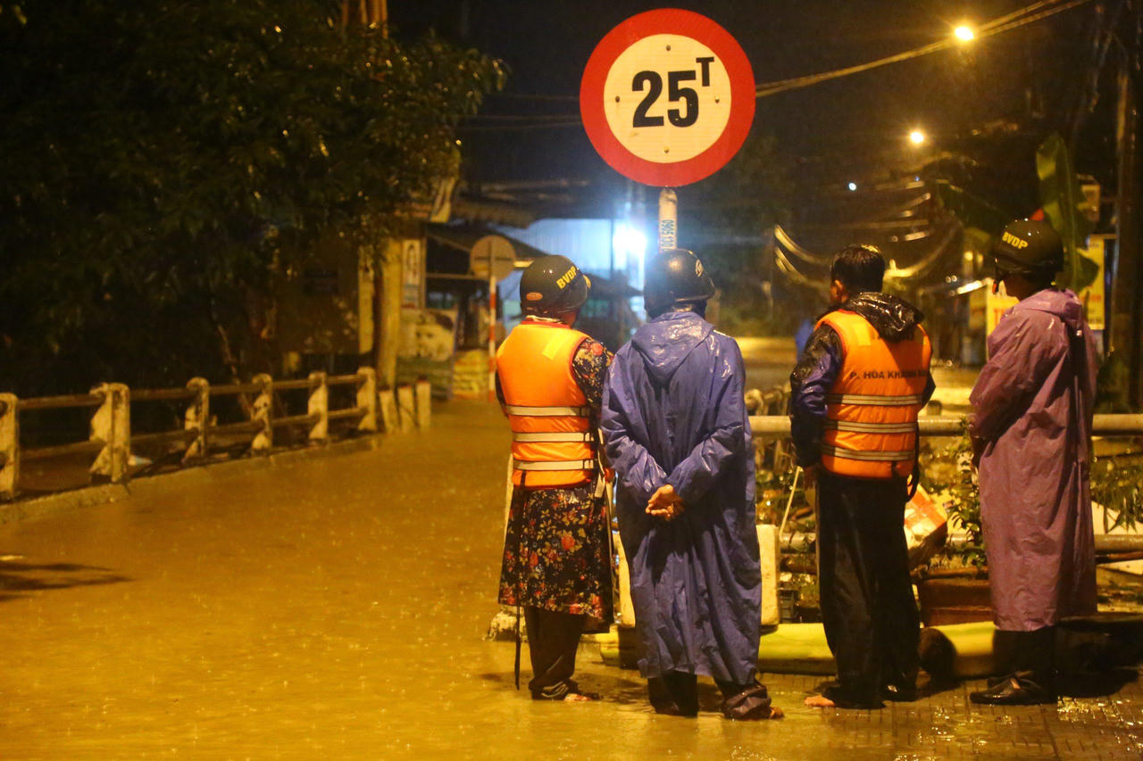 Người dân Đà Nẵng hối hả 'chạy lụt' trong đêm