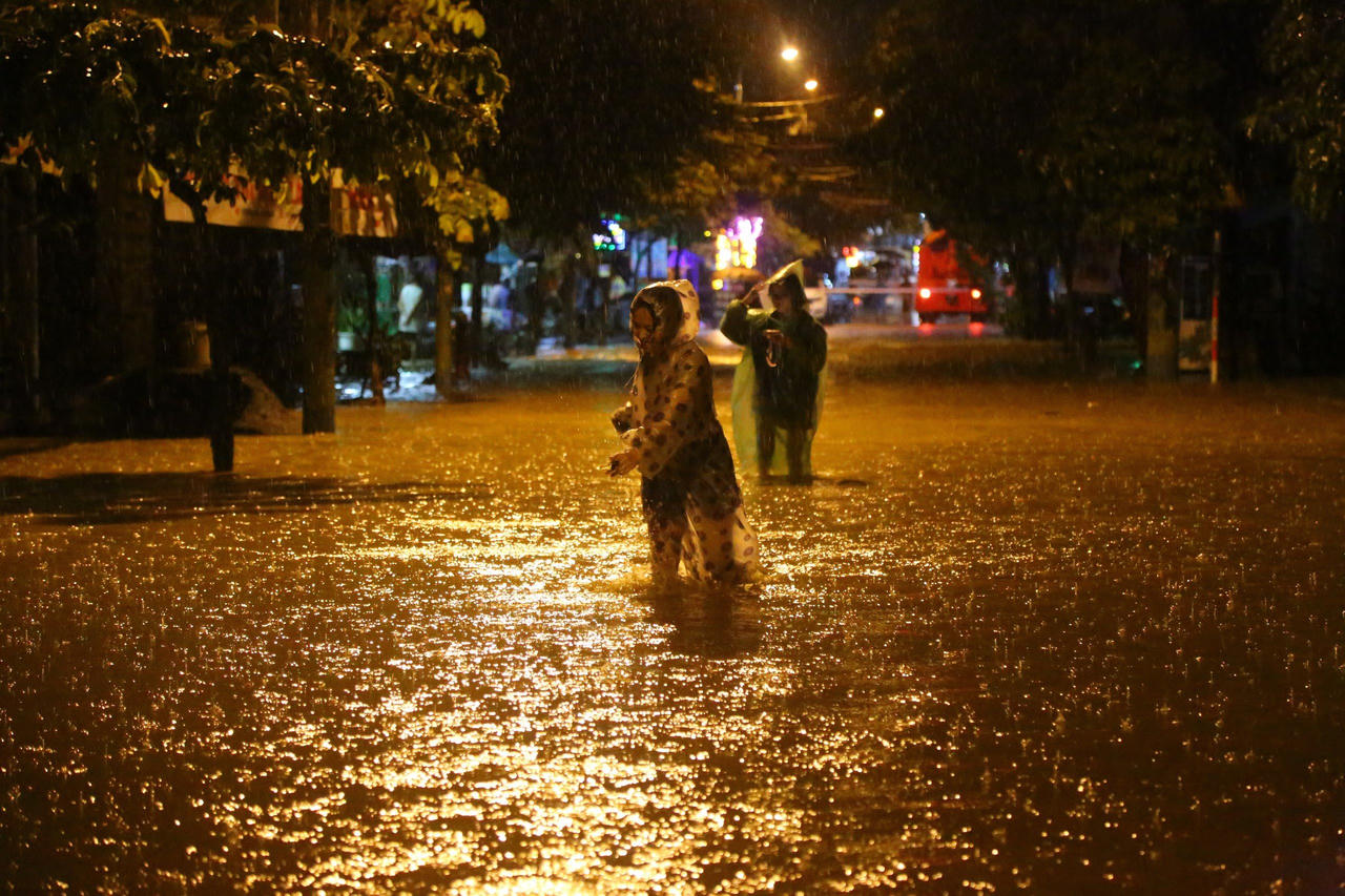 Người dân Đà Nẵng hối hả 'chạy lụt' trong đêm