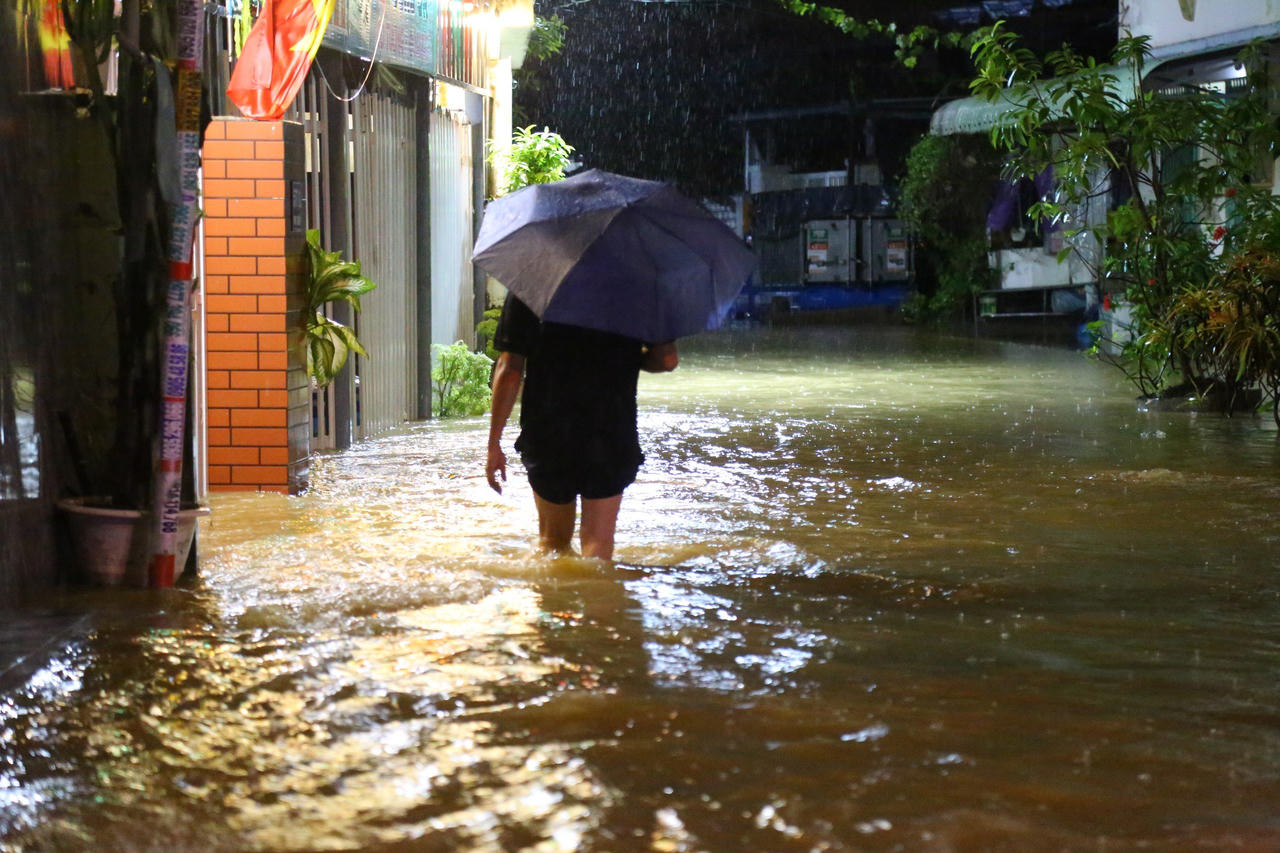 Người dân Đà Nẵng hối hả 'chạy lụt' trong đêm