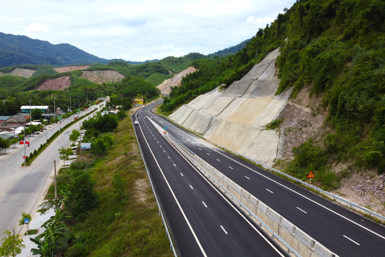 Đề xuất hơn 3.000 tỷ nâng cấp đường Hồ Chí Minh đoạn La Sơn - Hoà Liên lên 4 làn xe