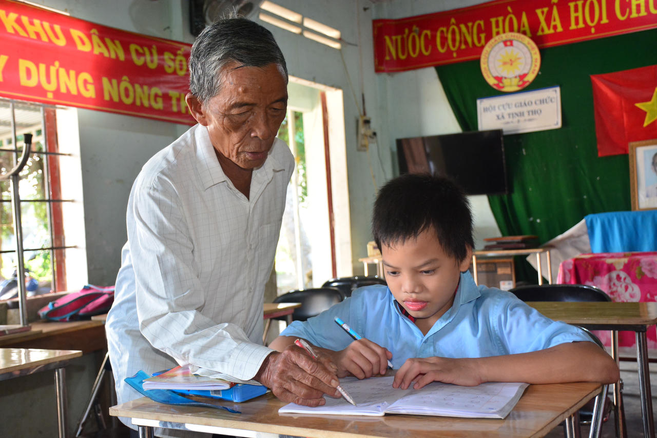 Lớp học đặc biệt của những thầy cô giáo về hưu ở Quảng Ngãi