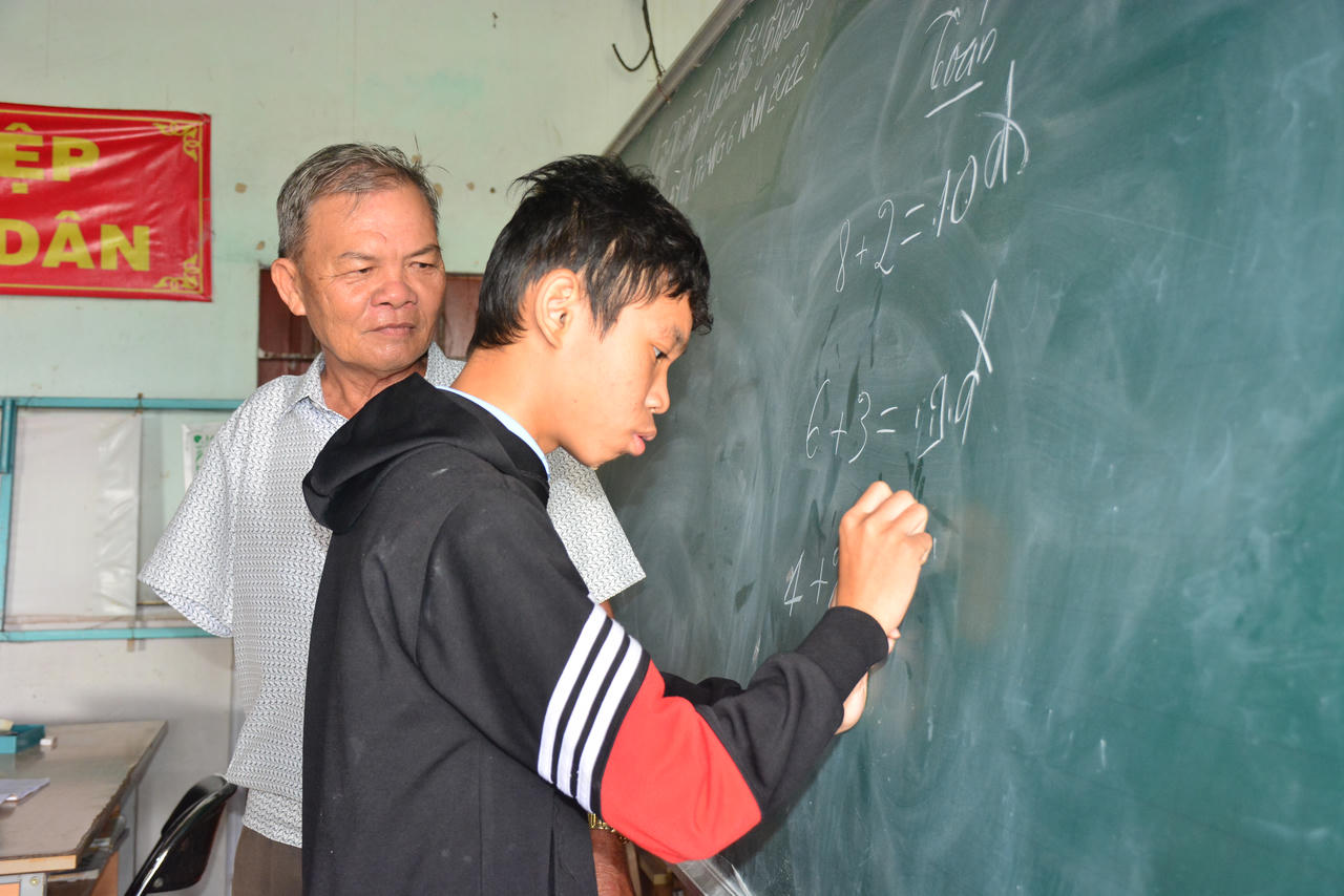 Lớp học đặc biệt của những thầy cô giáo về hưu ở Quảng Ngãi