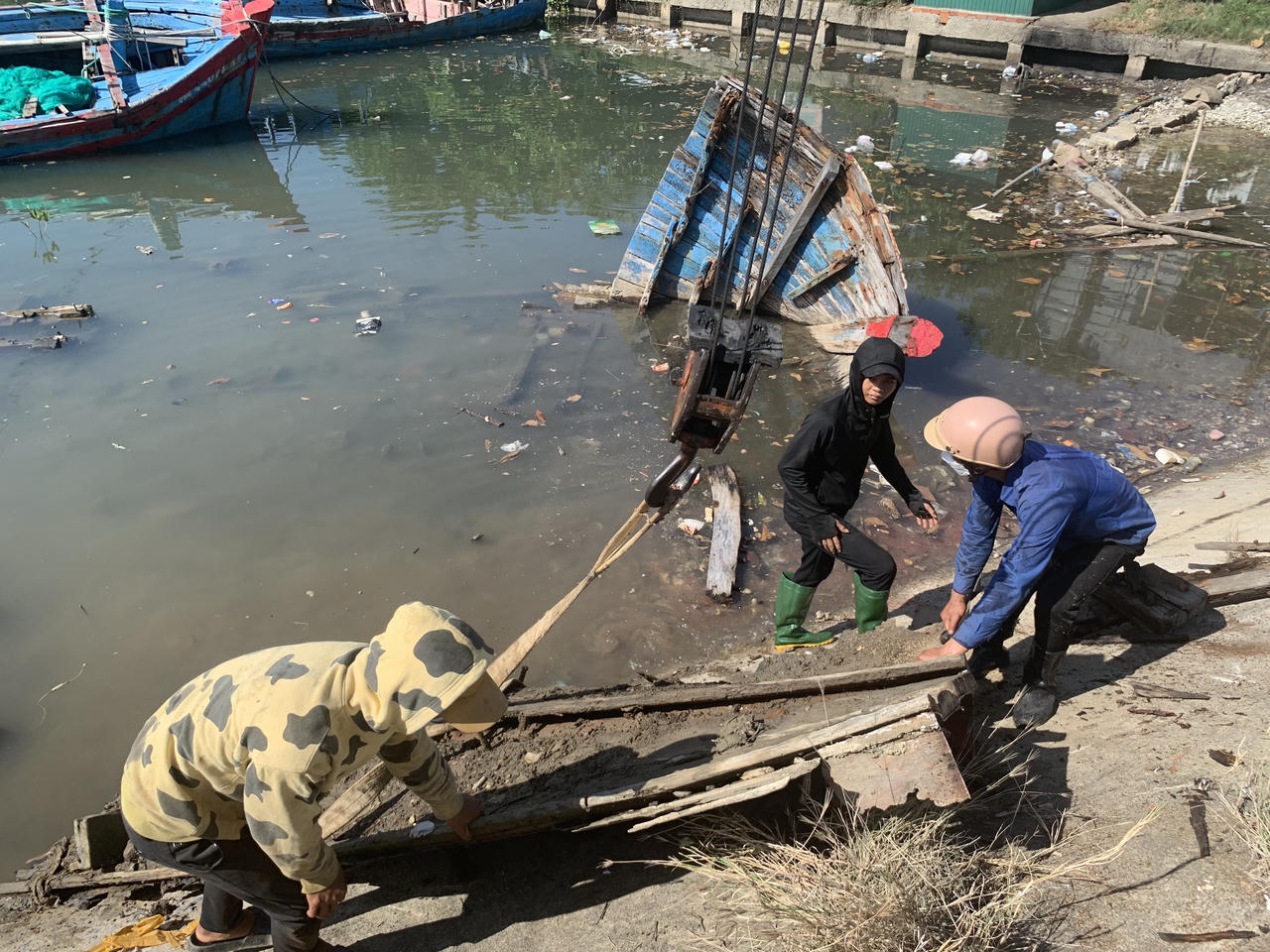 Quảng Ngãi ra quân thu dọn 30 xác tàu ở cảng cá Sa Huỳnh