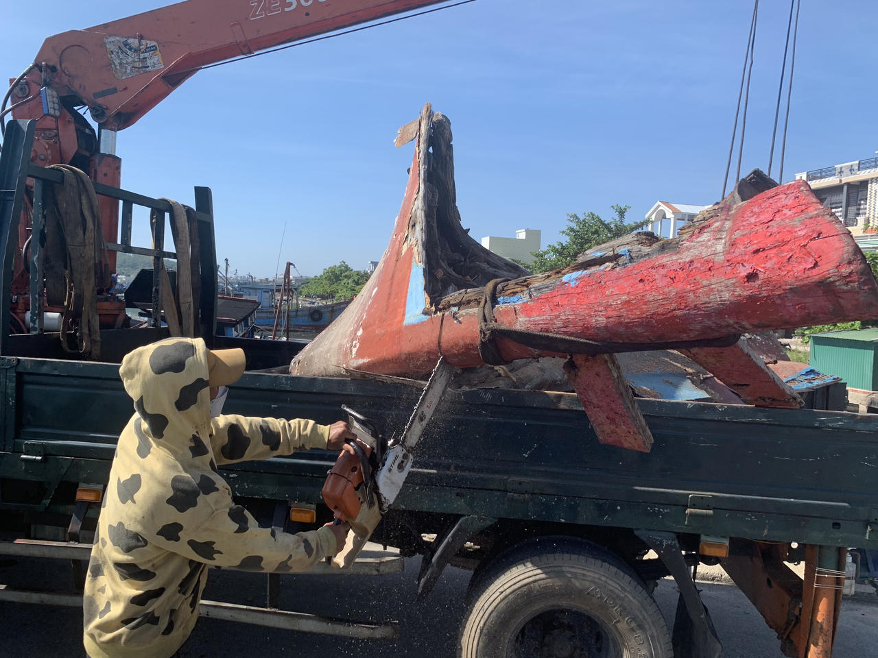 Quảng Ngãi ra quân thu dọn 30 xác tàu ở cảng cá Sa Huỳnh