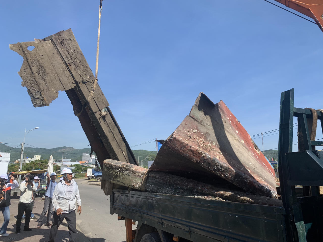 Quảng Ngãi ra quân thu dọn 30 xác tàu ở cảng cá Sa Huỳnh