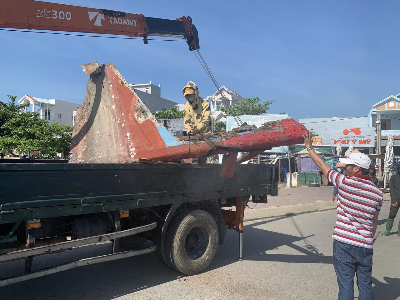 Quảng Ngãi ra quân thu dọn 30 xác tàu ở cảng cá Sa Huỳnh