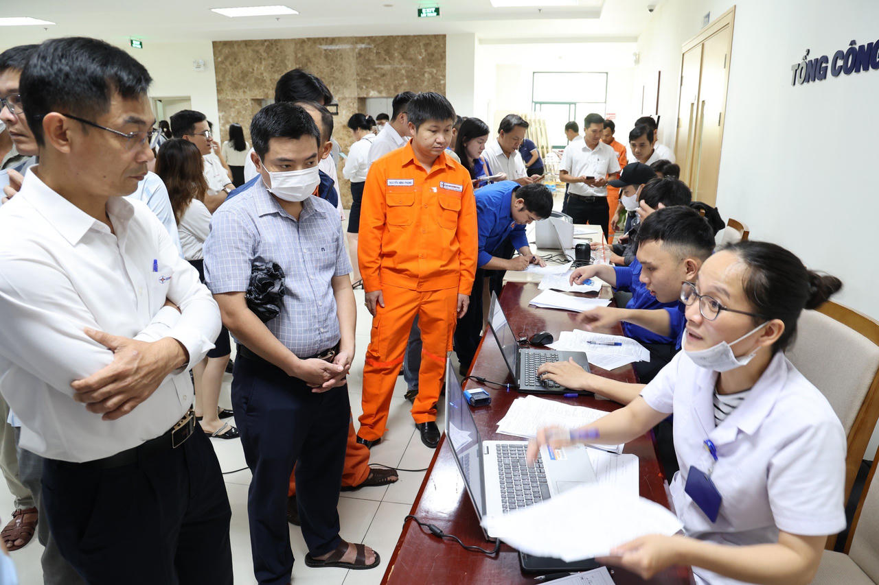 Hơn 2.300 CBCNV EVNCPC tham gia hiến máu tại chương trình Tuần lễ hồng EVN lần thứ IX năm 2023