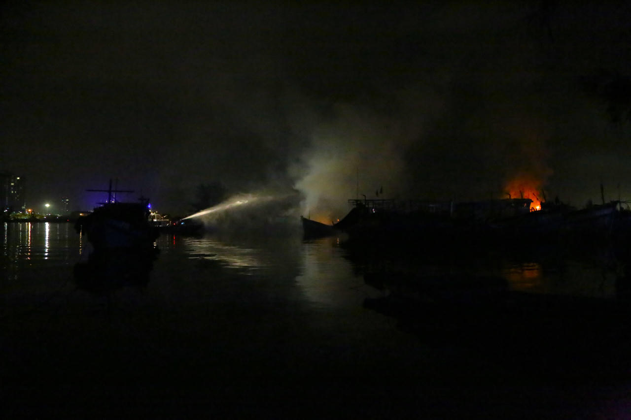 3 tàu cá đang neo đậu bốc cháy ngùn ngụt ở Đà Nẵng