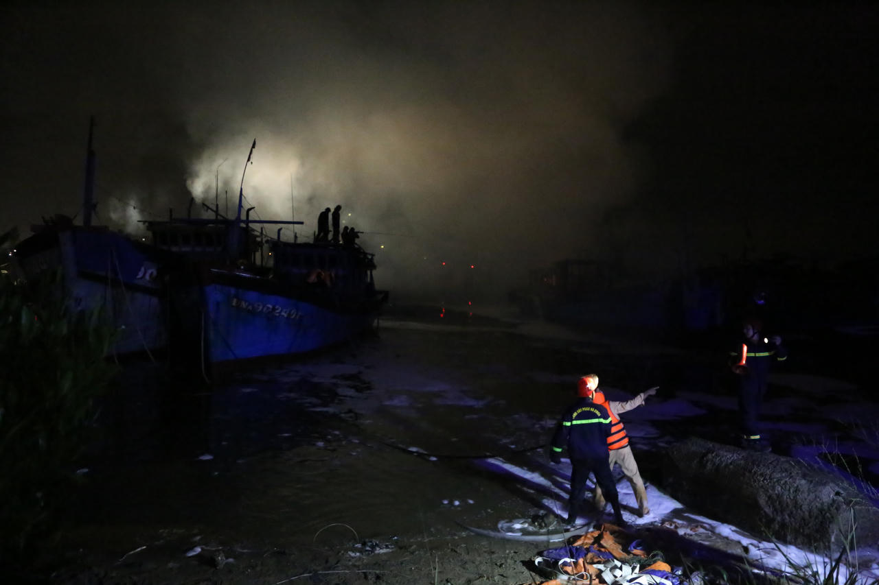 3 tàu cá đang neo đậu bốc cháy ngùn ngụt ở Đà Nẵng