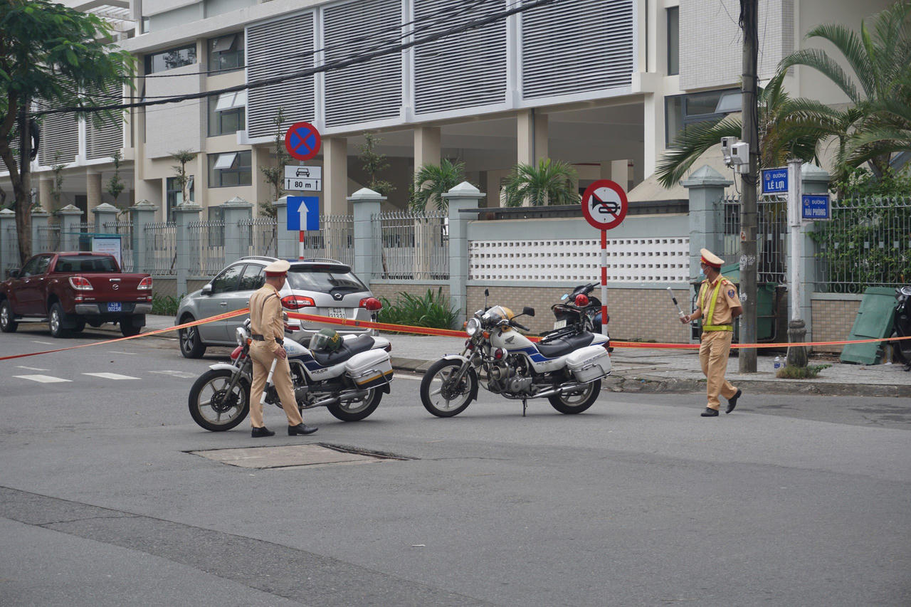 Công an xác định "vật thể lạ" trước cổng trường ở Đà Nẵng 