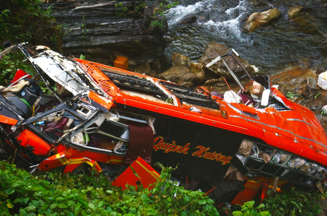 Nguyên nhân ban đầu vụ xe khách lao xuống vực ở cao tốc La Sơn - Túy Loan