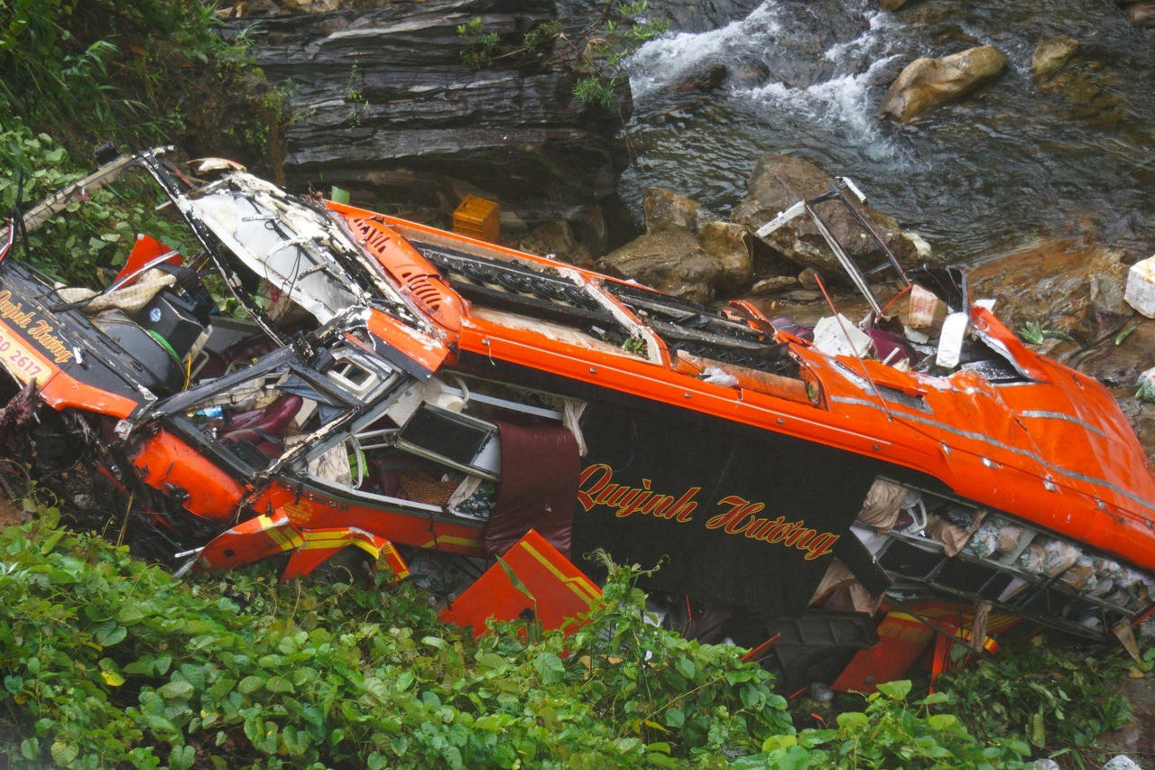 Phó Chủ tịch chuyên trách Ủy ban ATGT quốc gia kiểm tra hiện trường xe khách lao xuống vực