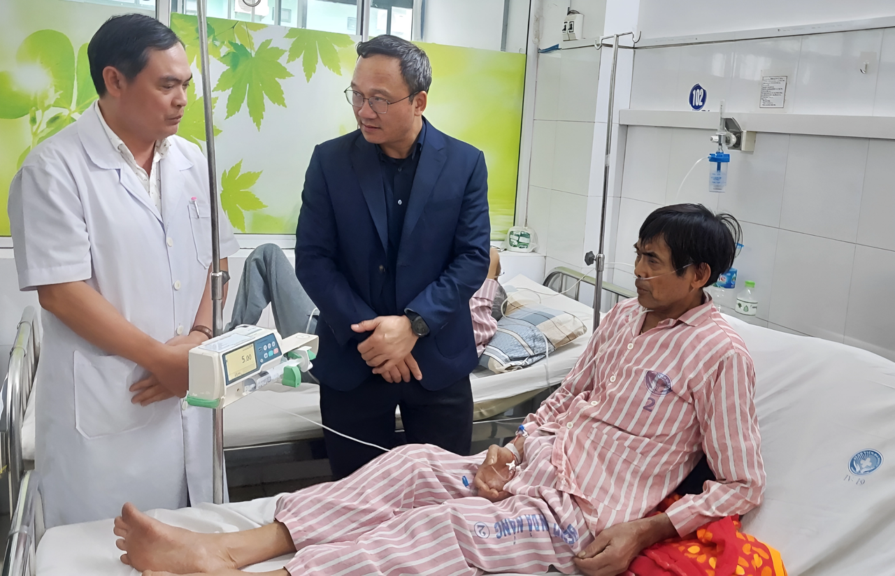 Phó Chủ tịch chuyên trách Ủy ban ATGT quốc gia kiểm tra hiện trường xe khách lao xuống vực