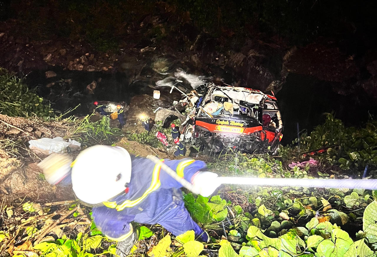 Ô tô khách lao xuống vực bên cao tốc La Sơn – Túy Loan, 3 người tử vong, nhiều người bị thương