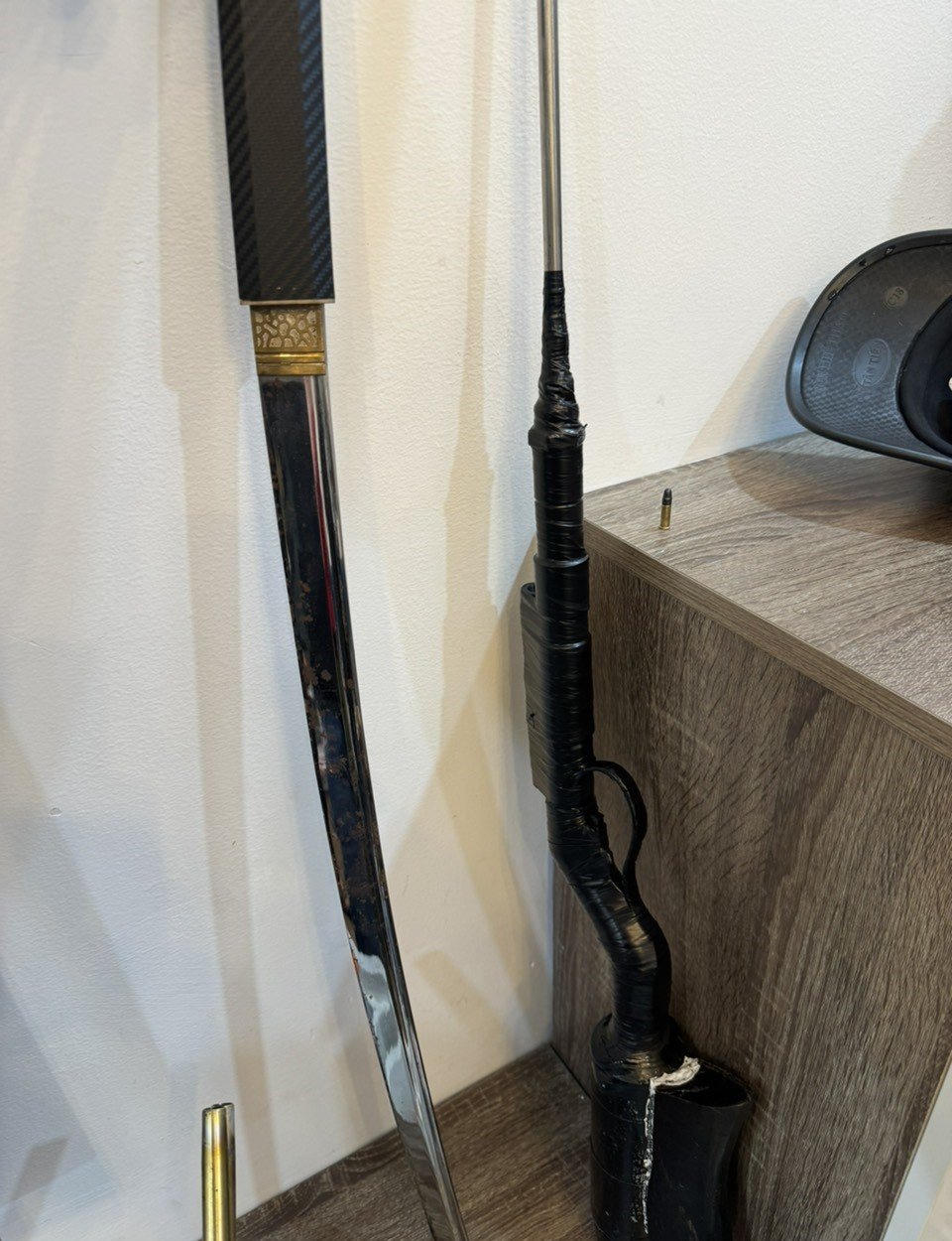 Bắt 2 thanh niên thuê căn hộ cao cấp để điều chế ma túy, tàng trữ súng đạn